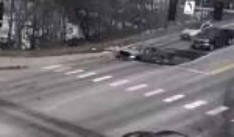 Cratera se abre em pista e engole carros nos EUA devido a rompimento de tubulação