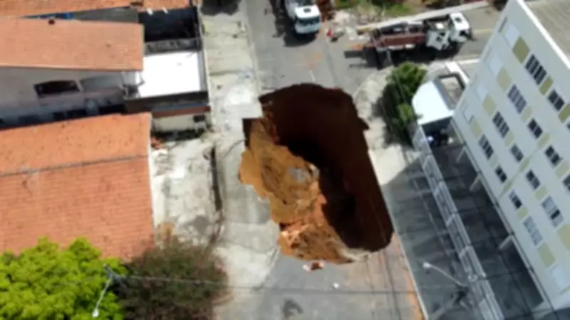 Cratera se abre em São José dos Campos e deixa 156 moradores desalojados