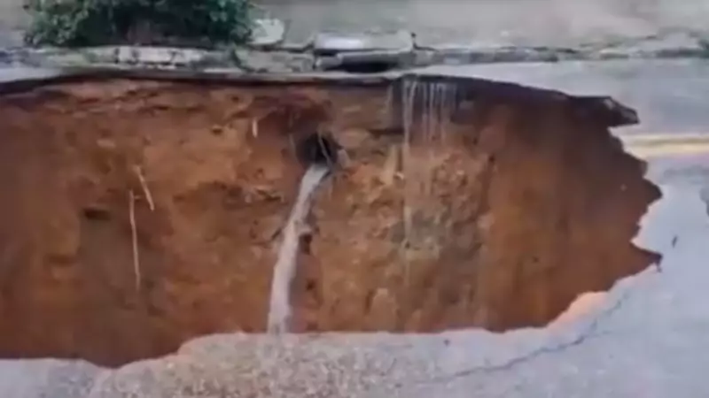 Cratera se abre em São José dos Campos e deixa 156 pessoas desalojadas após interdição de casas e prédio