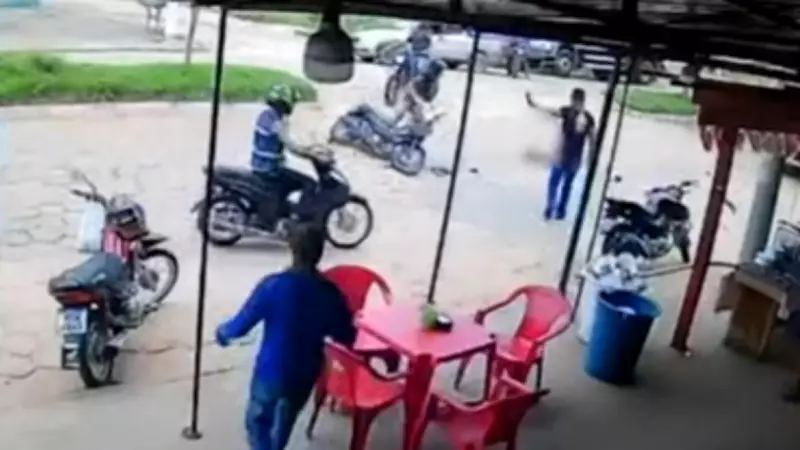 Criança de 1 ano é arremessada ao chão em grave acidente entre moto e caminhão em Tucumã