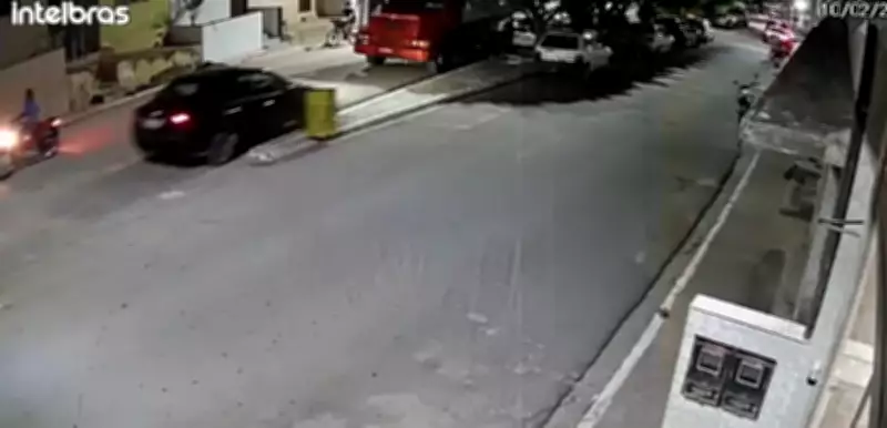 Criança escapa ilesa após carro desgovernado quase atropelá-la e colidir com caminhão-pipa em Brejo da Madre de Deus