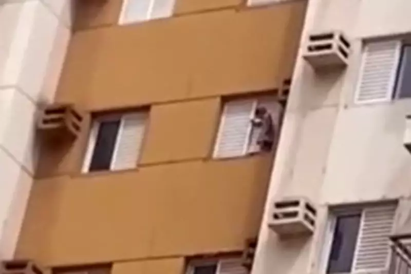 Criança se pendura em janela de prédio em Cuiabá e causa pânico entre vizinhos