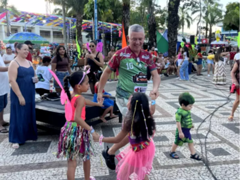 Crianças e idosos celebram Carnaval inclusivo em baile especial na Praça da Revolução de Rio Branco