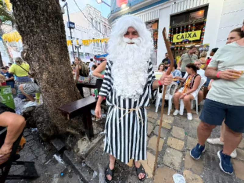 Criatividade no Carnaval do Recife: Moisés improvisado e ventilador sem fio roubam a cena