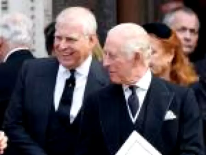 Crise na monarquia britânica se aprofunda com prisão do ex-príncipe Andrew