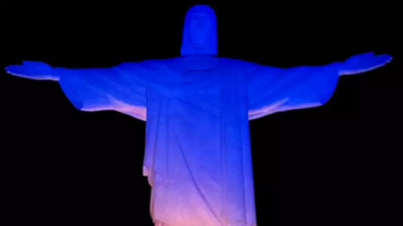 Cristo Redentor iluminado em azul e amarelo marca Dia da Internet Segura 2026