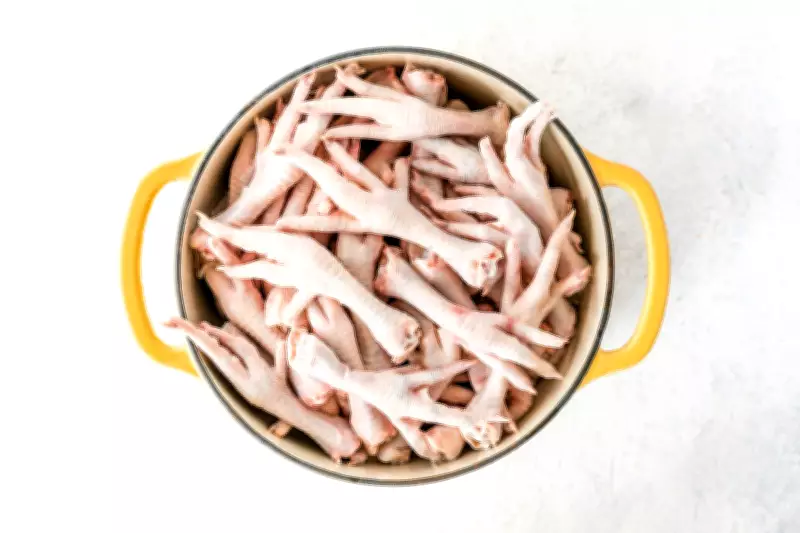 De resto a iguaria: pé de galinha vira 'negócio da China' e valoriza no Brasil