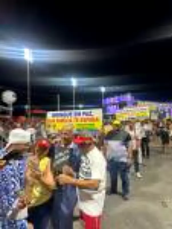 Deputado Pastor Sargento Isidório usa circuito Barra-Ondina para interagir com eleitores no Carnaval