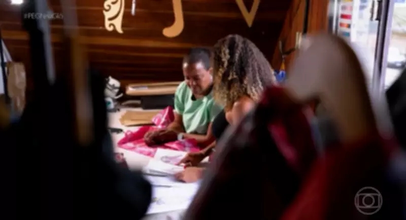 Designer de Petrópolis transforma guarda-chuvas descartados em casacos e acessórios sustentáveis