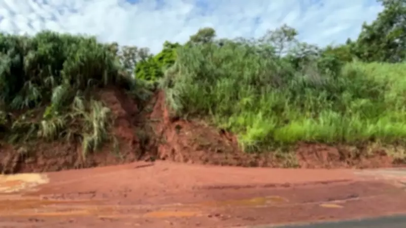 Deslizamento de barranco interdita parcialmente Rodovia Luiz de Queiroz em Piracicaba