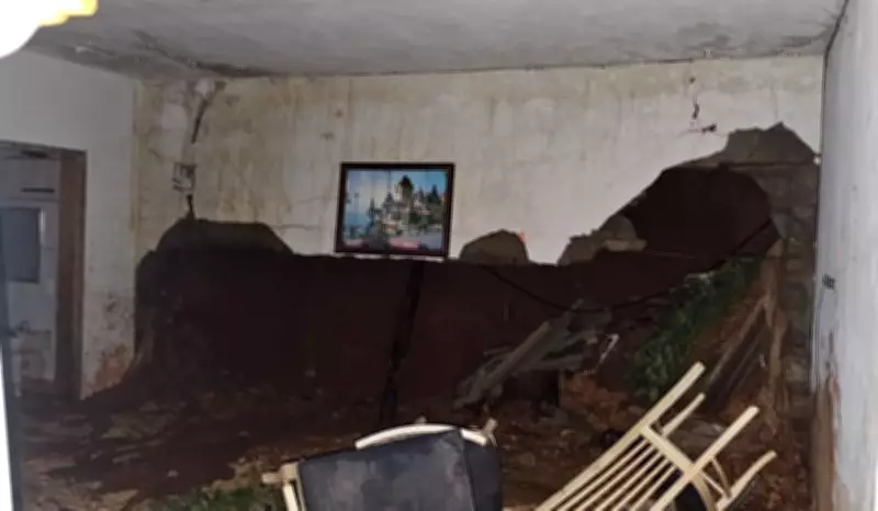 Deslizamento de terra em Jaguariúna atinge residência e deixa uma pessoa com ferimentos leves