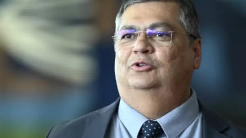 Dino suspende penduricalhos no STF e sinaliza divergência com Fachin sobre código de conduta