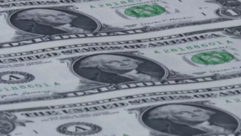 Dólar atinge menor valor em quase dois anos após mudanças no tarifaço de Trump