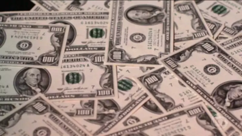 Dólar desaba globalmente após China reduzir investimentos em títulos do Tesouro dos EUA