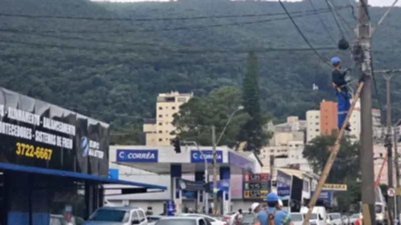 DME inicia mutirão para limpeza e organização de redes de telecomunicações em Poços de Caldas