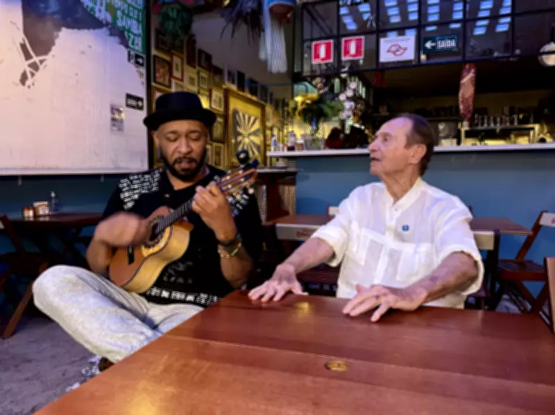 Do barracão à avenida: o longo caminho de criação de um samba-enredo