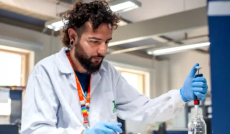 Do medo à esperança: biólogo do Butantan estuda veneno de formiga contra o câncer