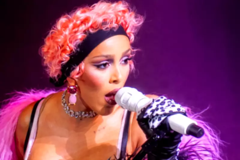 Doja Cat comanda show em São Paulo com maestria vocal e energia contagiante