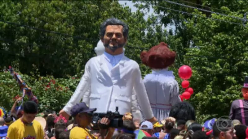 Dragão de 10 metros e bonecos gigantes despertam Olinda para o Carnaval