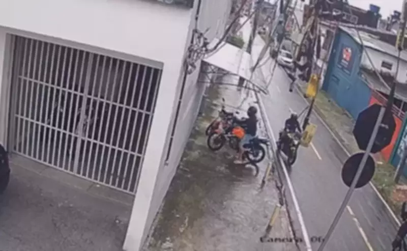 Dupla furtou moto em plena luz do dia na Sacramenta, em Belém; veja vídeo