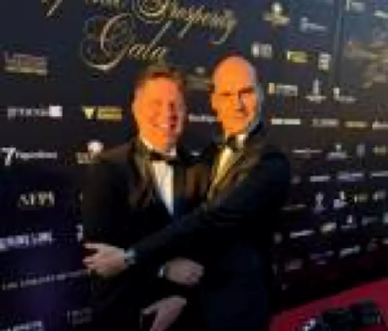 Eduardo Bolsonaro abraça Mario Frias em evento de Trump nos EUA