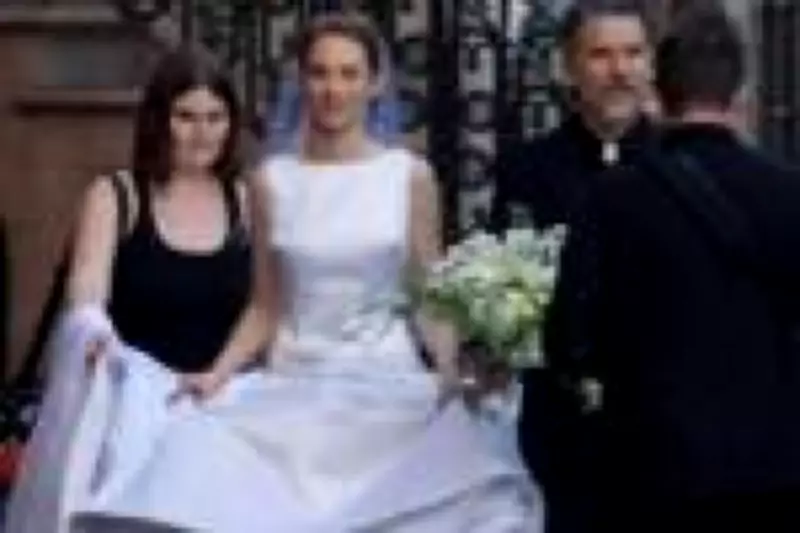 Elenco de 'Stranger Things' comparece ao casamento surpresa de Maya Hawke em Nova York