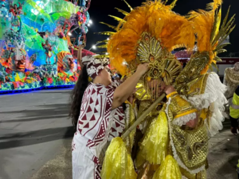 Emoção e cansaço marcam dispersão após desfiles do Carnaval de São Paulo