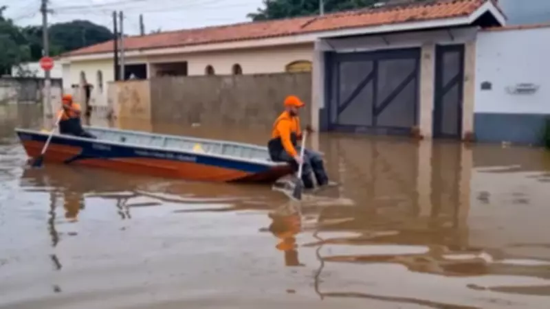 Enchente do Rio Atibaia alaga bairros e força resgate de moradores em Atibaia