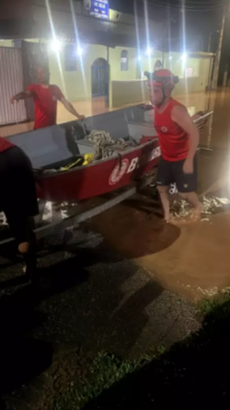 Enchente em Paty do Alferes: Bombeiros resgatam idosa de 92 anos e familiares