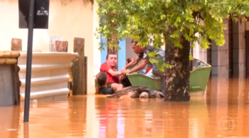 Enchentes em MG: Moradores em pânico salvam móveis enquanto buscas por desaparecido continuam