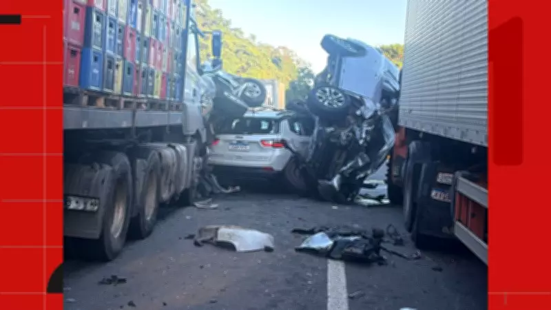 Engavetamento com dez veículos interdita BR-101 em Iconha, ES; uma pessoa gravemente ferida