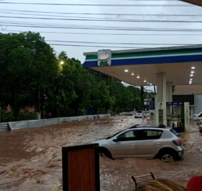 Enxurrada causa interdições e danos em Rio Bonito após temporal intenso