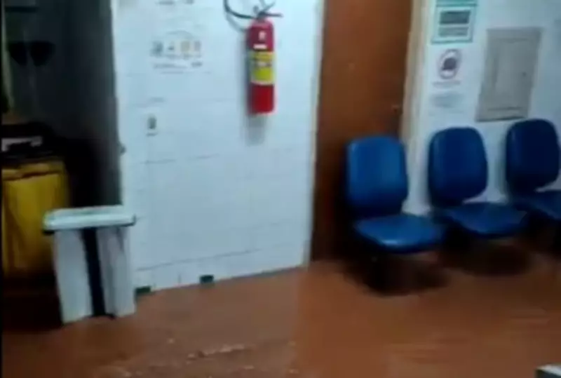 Enxurrada invade unidades de saúde em Juiz de Fora após temporal intenso