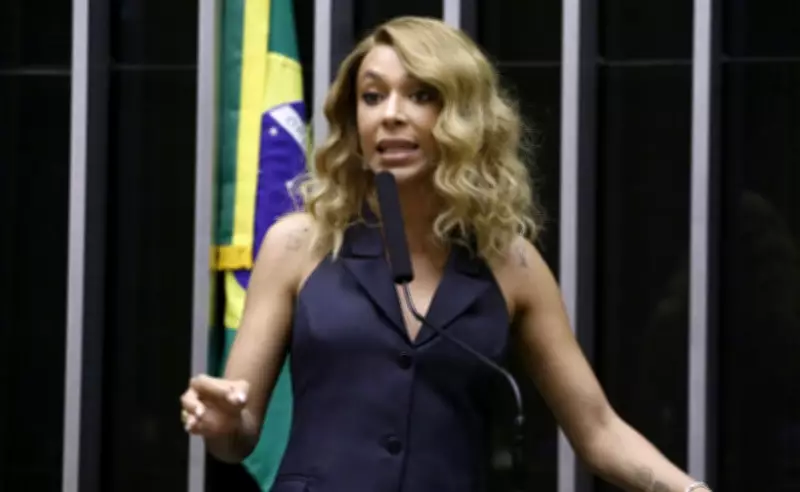 Erika Hilton assume estratégia de Lula para fim da escala 6×1 e busca relatoria