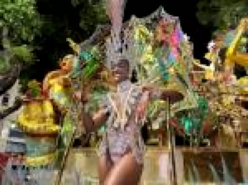 Erika Januza é ovacionada na Viradouro ao desfilar como destaque após quatro anos como rainha