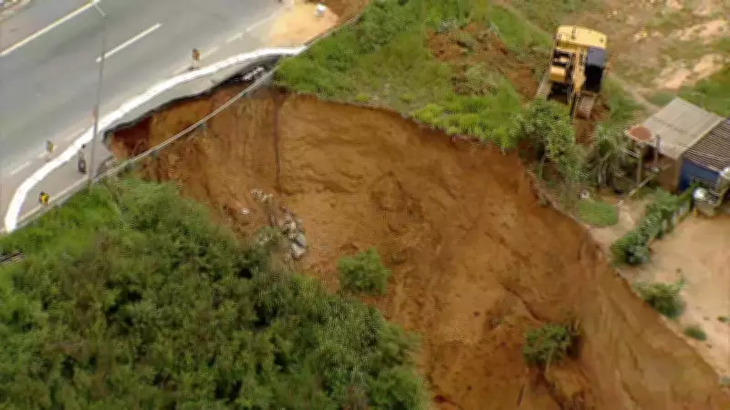 Erosão abre cratera e interdita parcialmente a MG-010, em Vespasiano