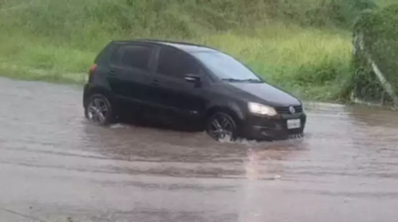 Erosão interdita trecho de serra na Rodovia Geraldo de Barros após chuvas intensas
