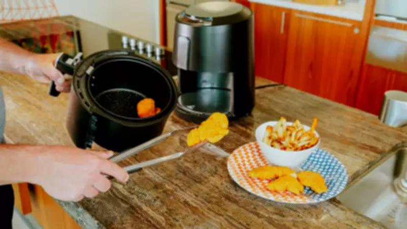 Erro comum com utensílios de metal pode danificar air fryer e reduzir vida útil