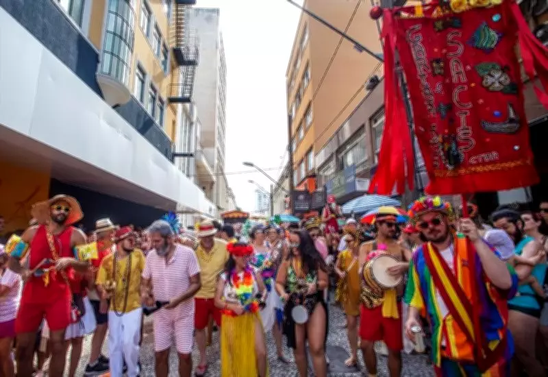 Escolas de samba de Curitiba desfilam neste sábado (14) e agitam o Carnaval 2026