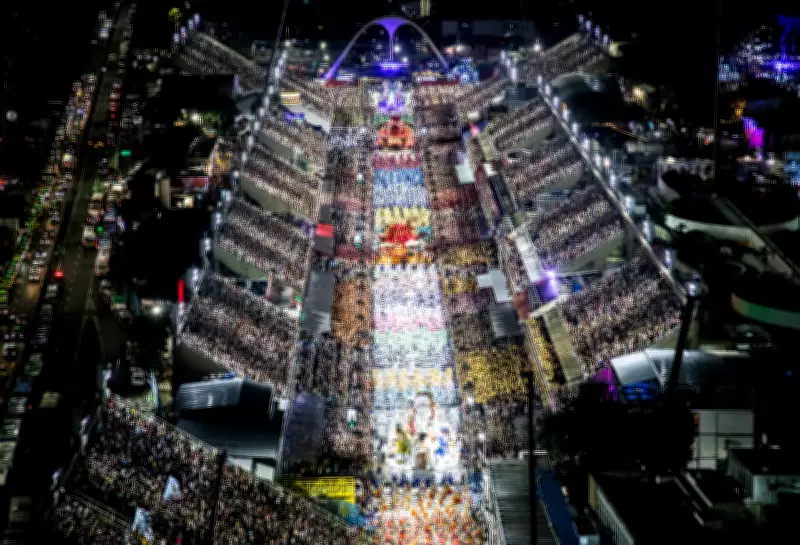 Escolas de samba reúnem mais pessoas que população de centenas de cidades brasileiras