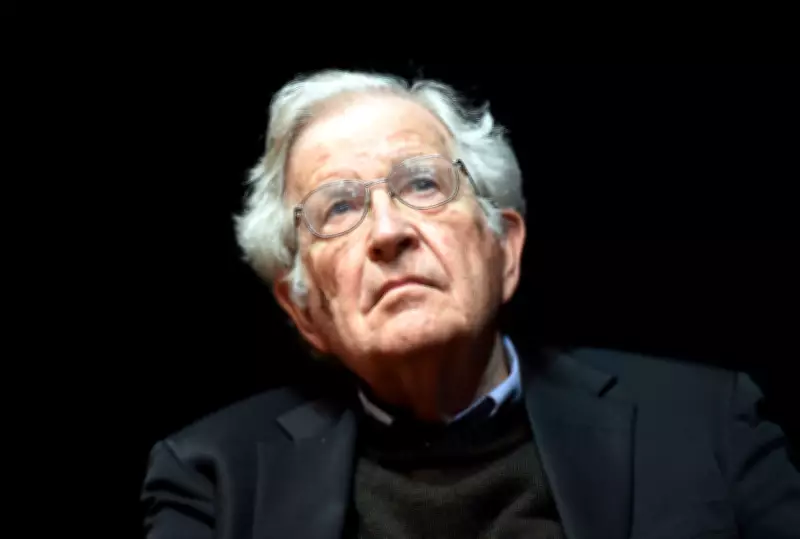 Esposa de Noam Chomsky admite erro em relação com Jeffrey Epstein