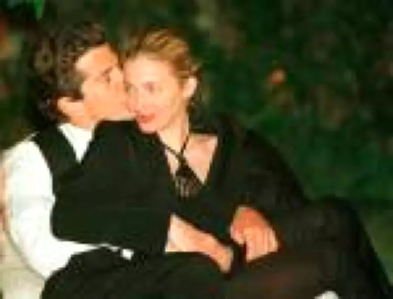 Estilo de Carolyn Bessette-Kennedy Resurge e Questiona Minimalismo na Moda Atual