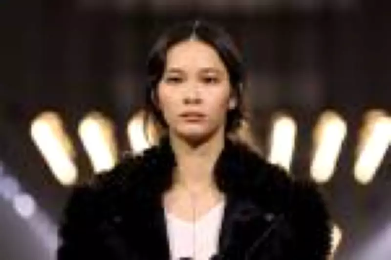 Estreia de Maria Grazia Chiuri na Fendi: Silhuetas Marcantes e Polêmica da Pele Animal