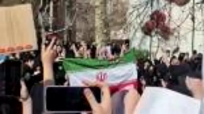 Estudantes iranianos desafiam repressão com nova onda de protestos contra regime