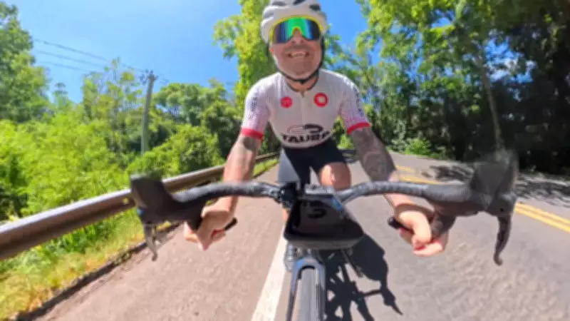 Ex-atleta de skate percorre 1.400 km de bicicleta para pagar promessa pela cura da mãe