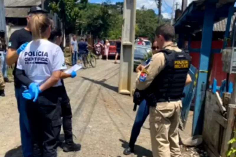 Ex-companheiro mata mulher a tiros, fere enteada e morre em acidente após fugir em União da Vitória