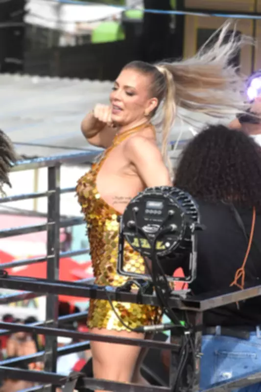 Ex-dançarina do É o Tchan!, Sheila Mello brilha no carnaval de Salvador com hits clássicos
