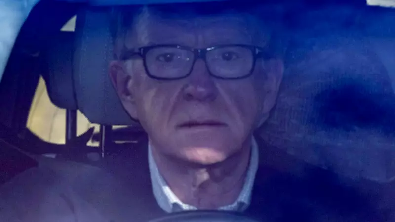 Ex-embaixador britânico é libertado após fiança em caso ligado a Jeffrey Epstein