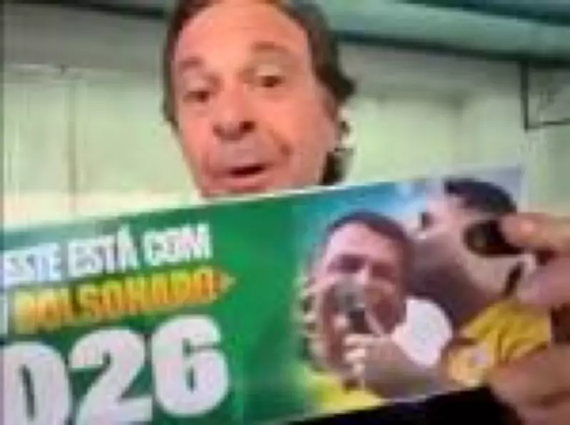 Ex-ministro de Bolsonaro distribui adesivos pró-Flávio em sábado de Carnaval