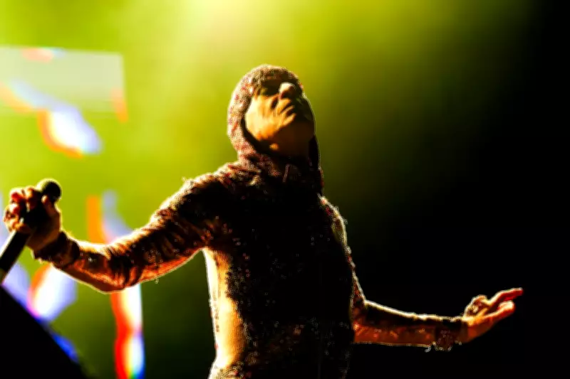 Exposição gratuita de figurinos de Ney Matogrosso chega ao Senac Santos em março